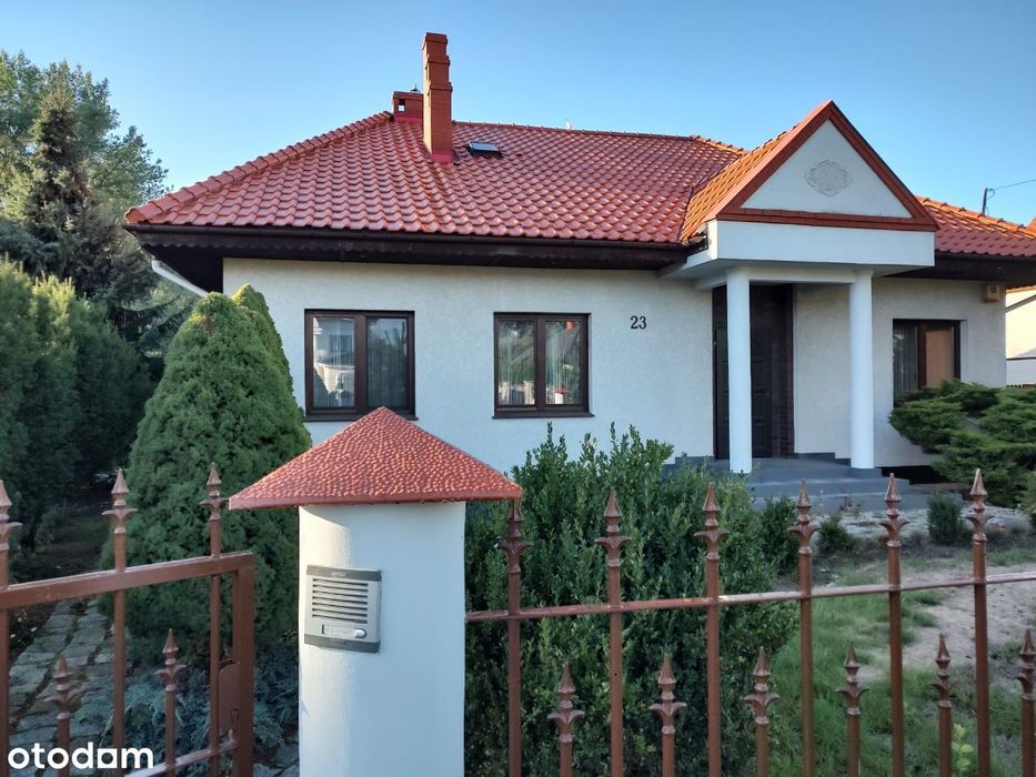Dom jednorodzinny z budynkiem gospodarczym