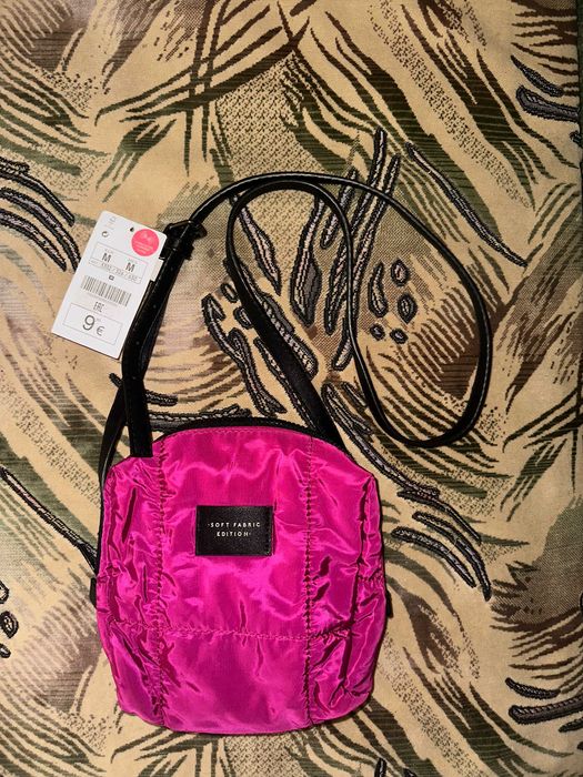 Маленька сумка через плече рожевого кольору