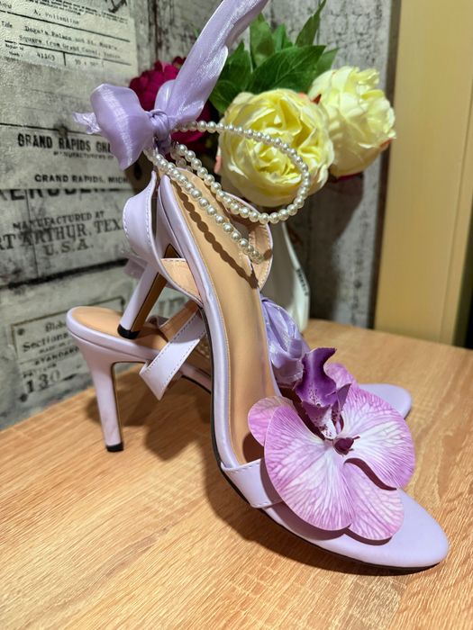 Красивые женские босоножки