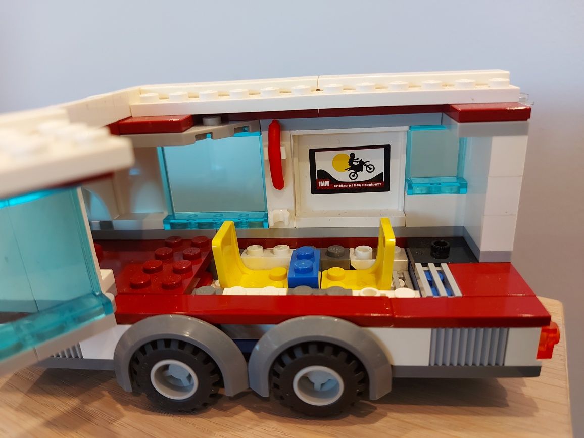 Lego City samochód z przyczepą kempingową