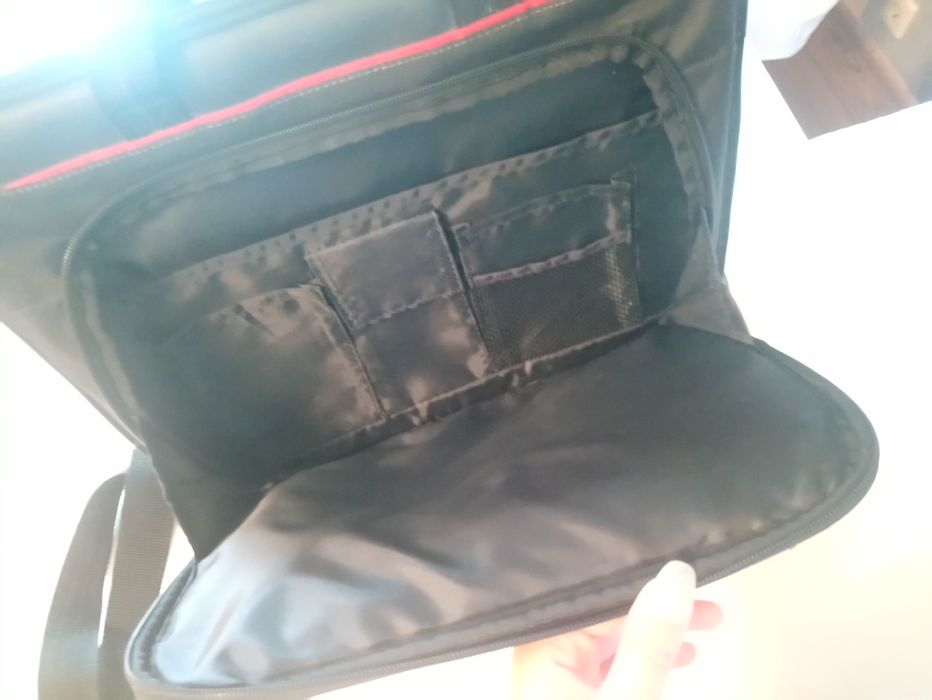 Solidna torba na laptopa Targus, 41x32 cm, boczna kieszeń, pasek