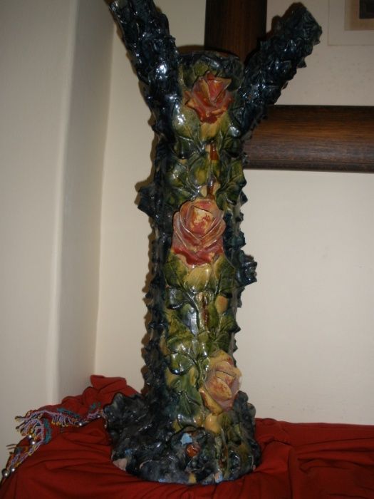 Coluna decorativa em cerâmica vidrada das Caldas, em forma de tronco