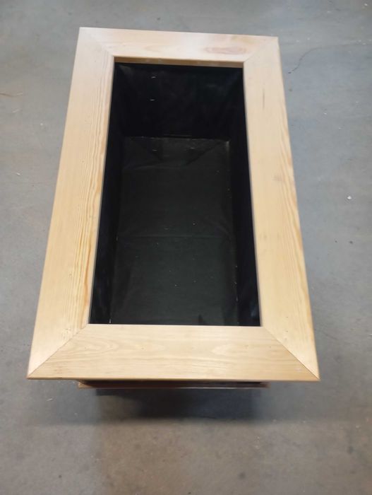 drewniana skrzynka na kwiatki