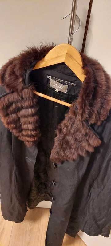 wełniany czarny długi płaszcz z futerkiem zapinany guziki Jass 44