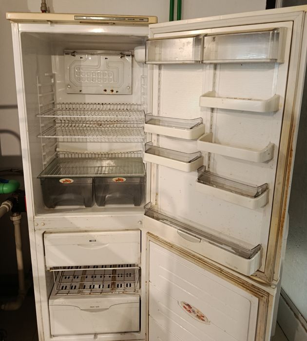 Холодильник, компрессор работает, под ремонт или на запчасти