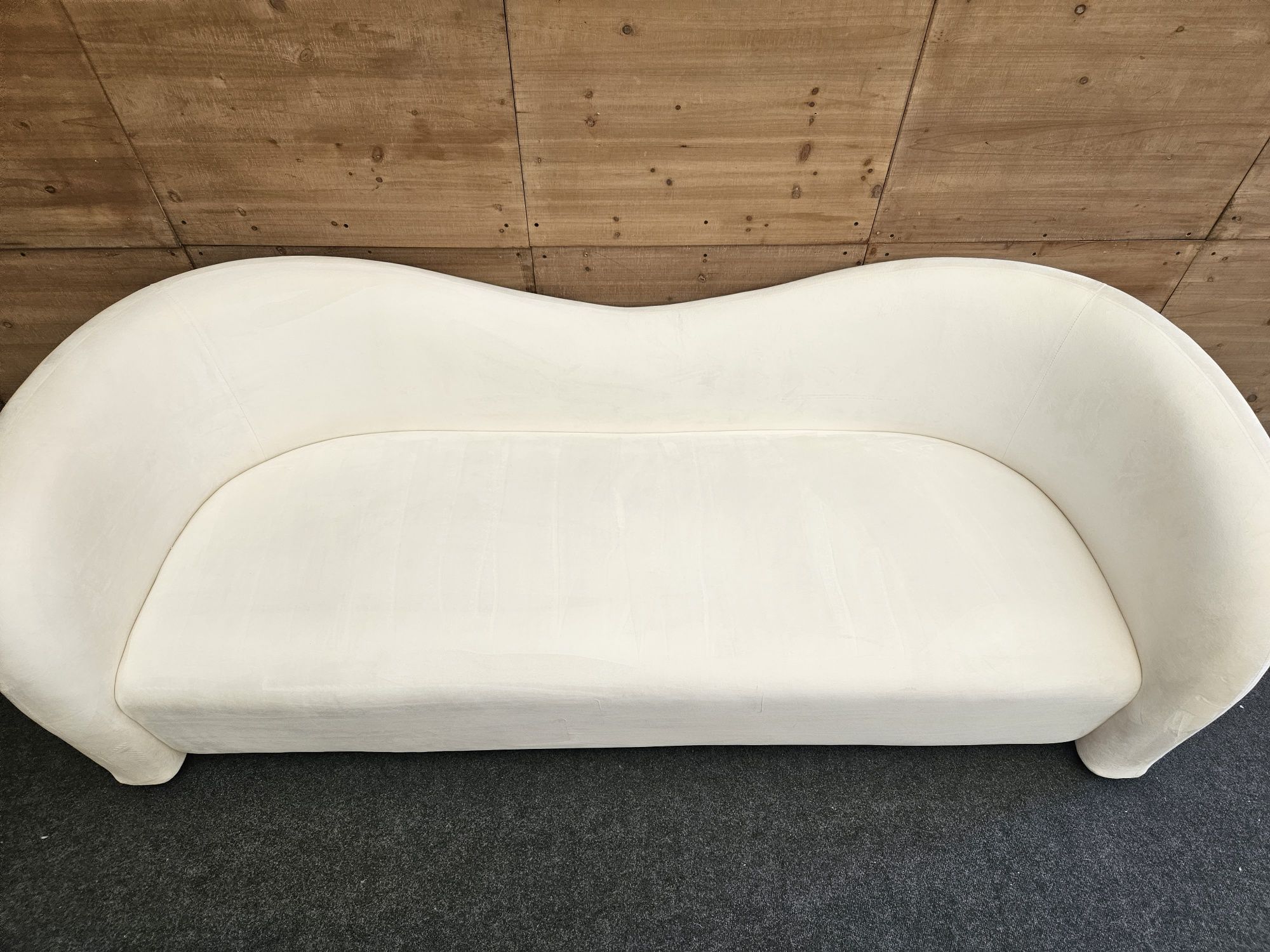 Falowana sofa trzyosobowa