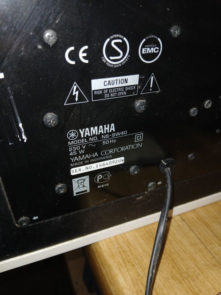 Amplituner Yamaha HTR-4065, subwoofer oraz satelitki.