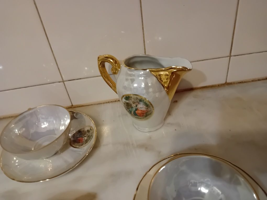 Conjunto de Chávenas e Leiteira em Porcelana CF Viana