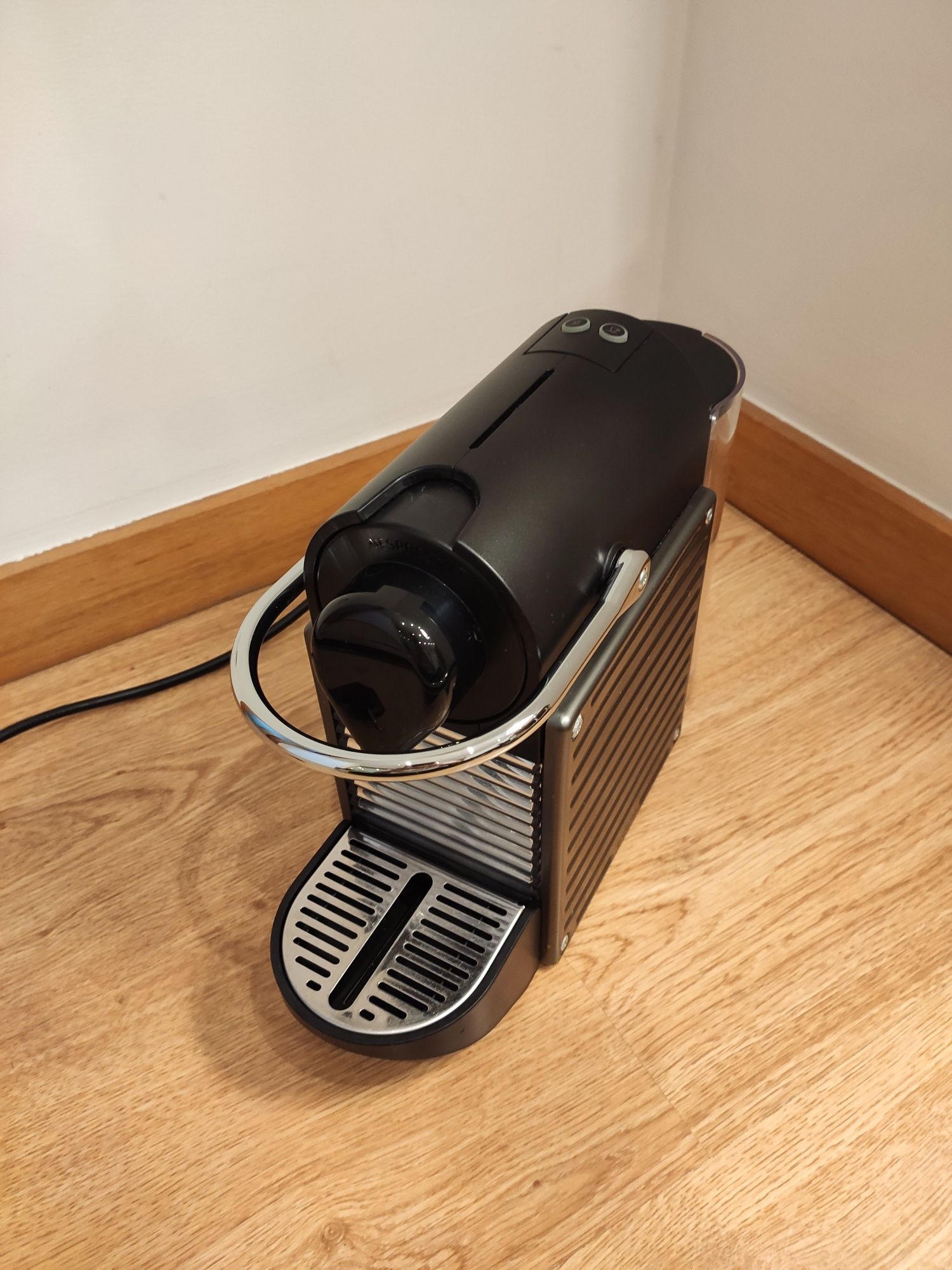 Máquina de Café Nespresso Pixie Titan C61 - Avariada