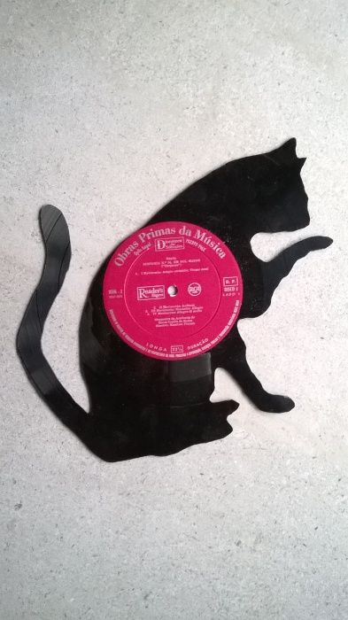 Silhueta decorativa Gato feita de um disco de vinil LP