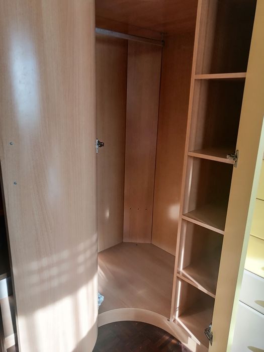 Roupeiro de canto para quarto de criança em madeira de pinho