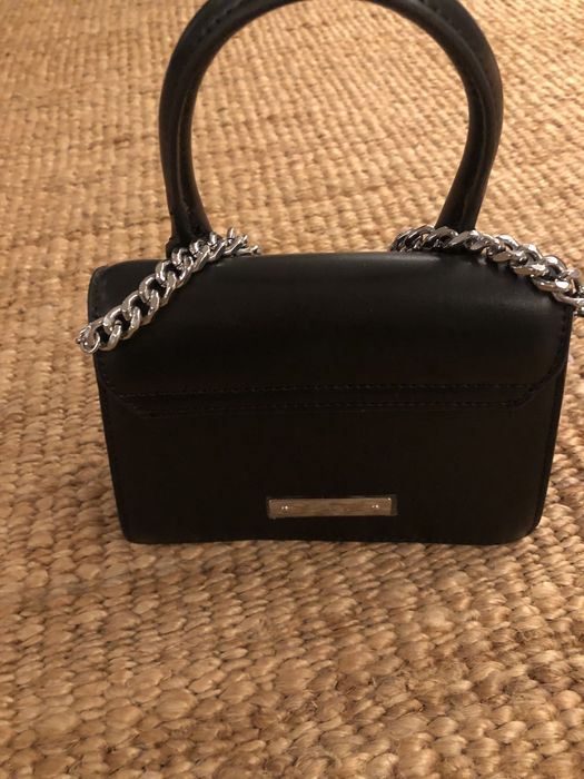 Mala nova muito pequena, com pega e corrente