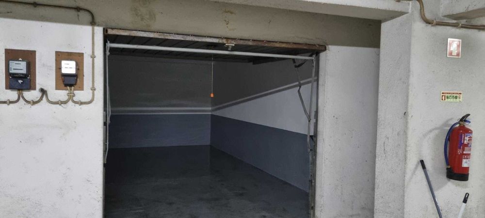 Alugo Box na Rua João de Barros nº 12, Cv - Oeiras