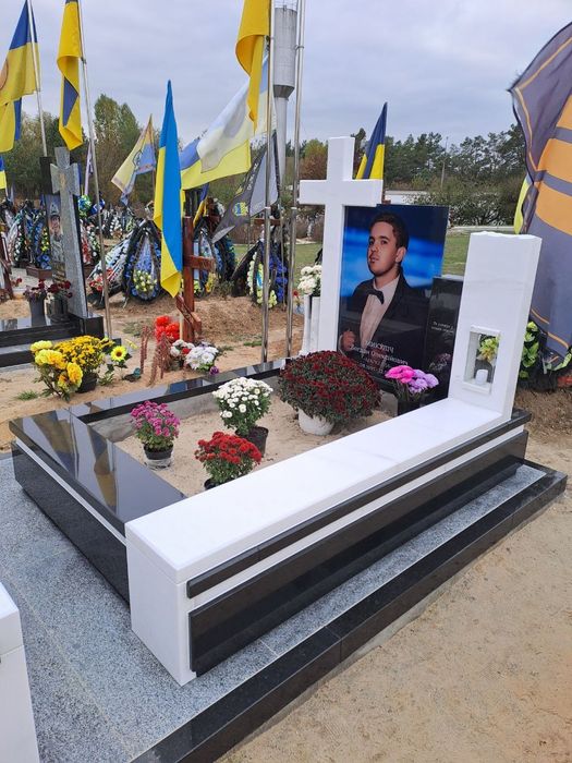 Пам'ятники з граніту, надгробні плити, виготовлення під замовлення