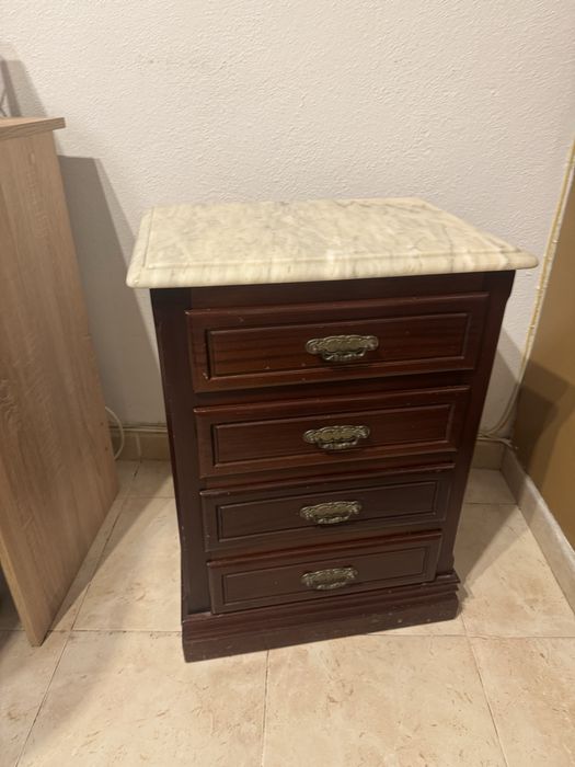 Vendo roupeiro, comoda e mesas de cabeceira