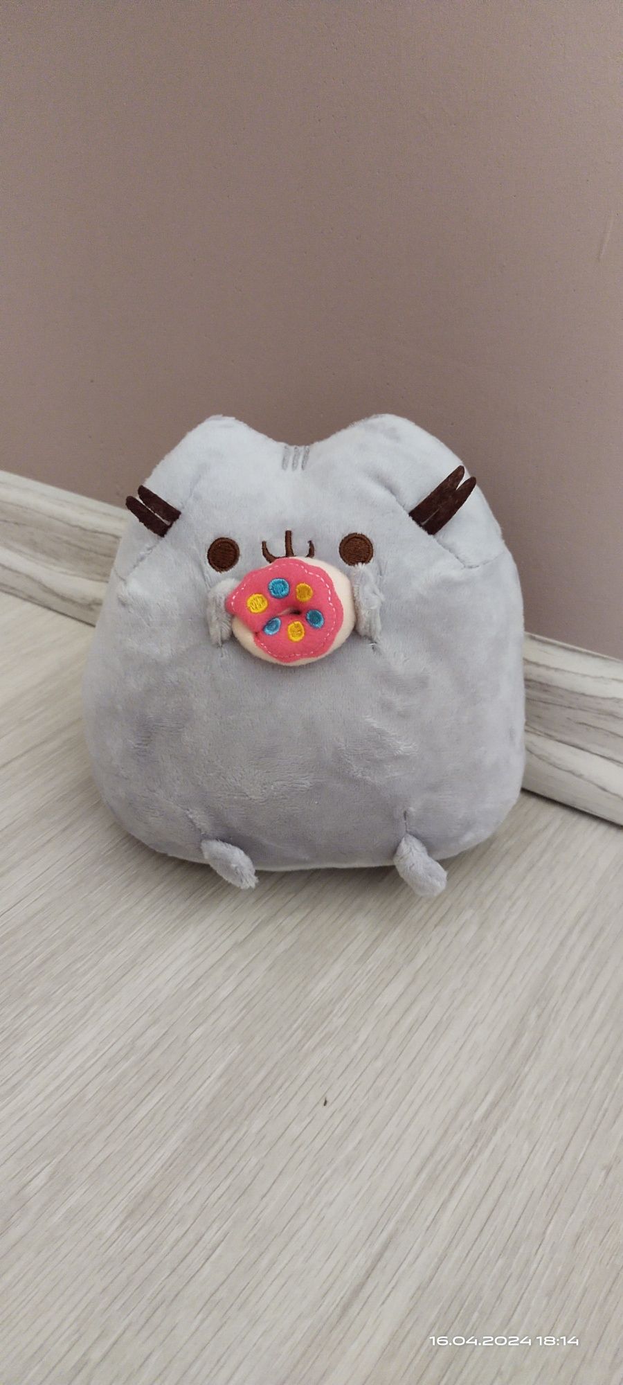 Maskotka Pusheen z donutem