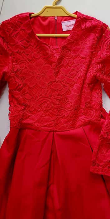 Piękna czerwona sukienka-koronka rozm. 140