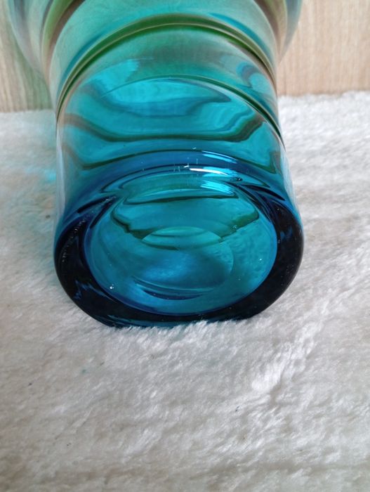 Szklany niebieski wazon