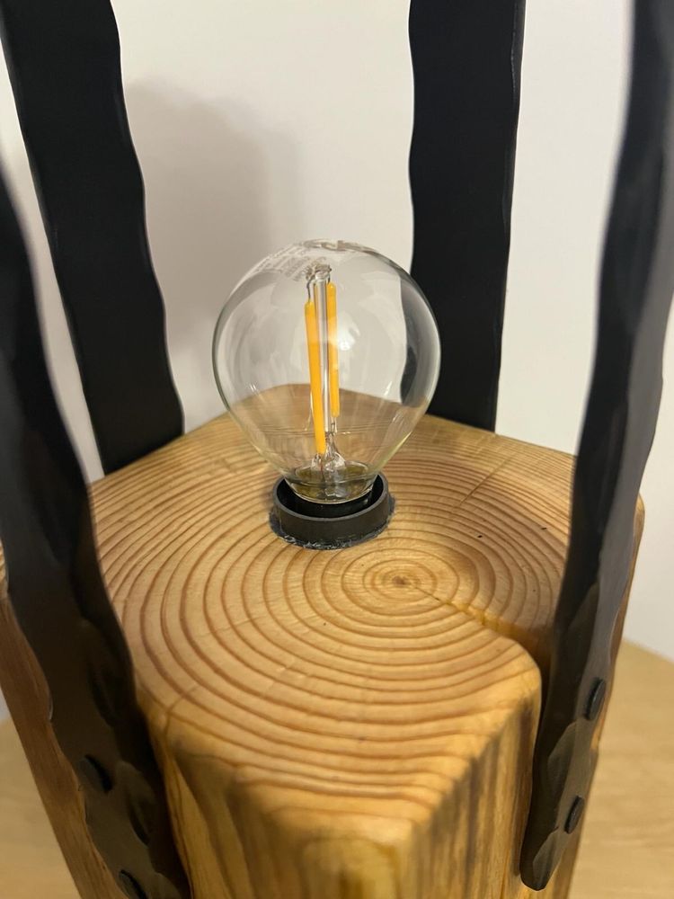 Lampa z drewna ręcznie robiona