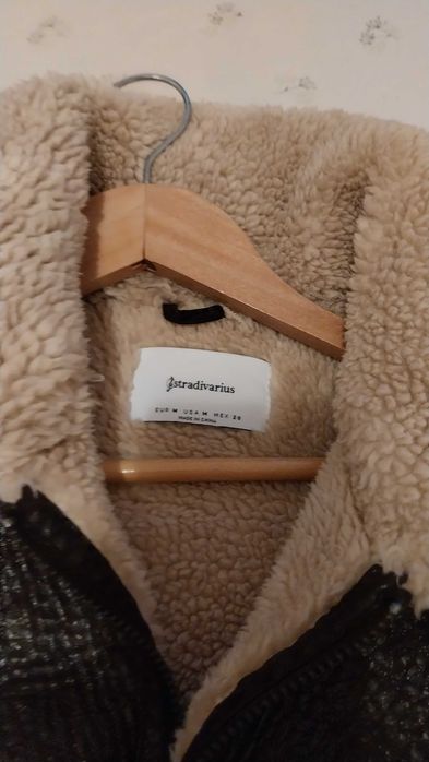 Colete em pêlo e pele muito bonito e quente da stradivarius