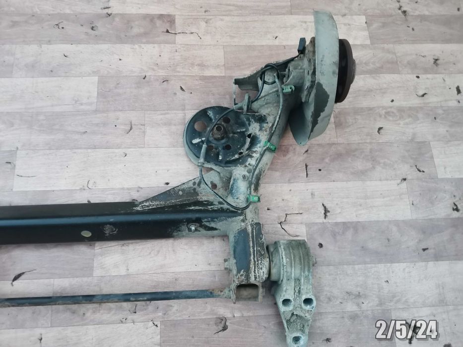 VW Passat B5 FL lift Kombi Belka tylnego zawieszenia tylna tył