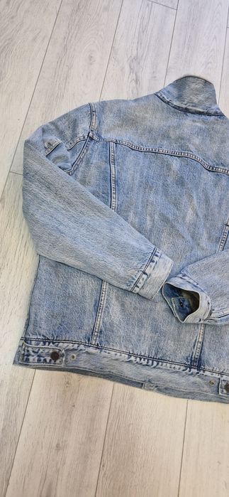 Levis  L.          .