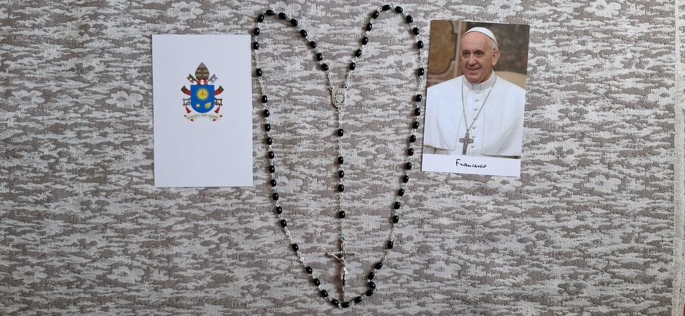 Różaniec papieski ofiarowany i poświęcony przez Papieża Franciszka