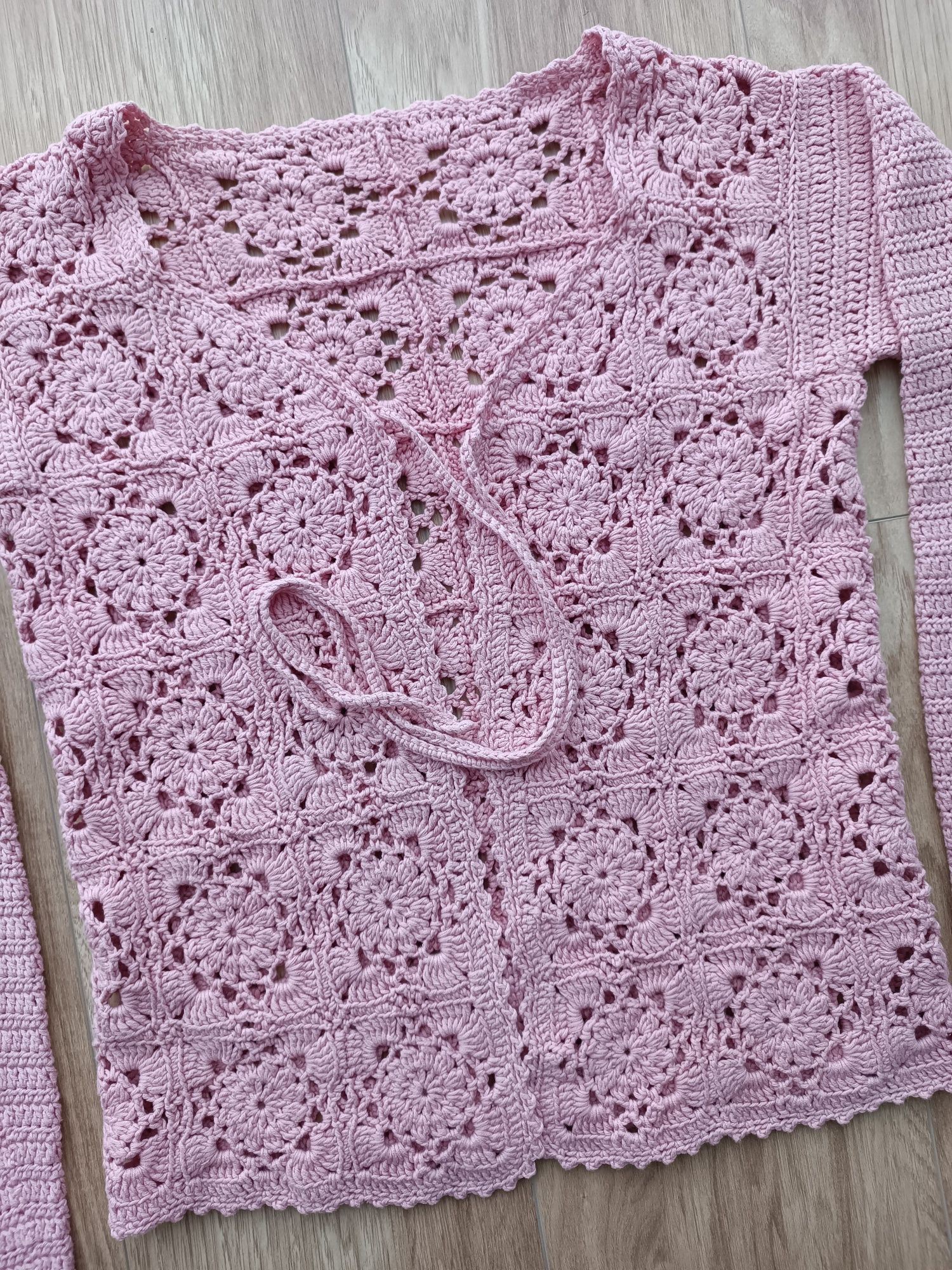 Różowy sweter narzutka z kwadratów w kwiaty XXS/XS