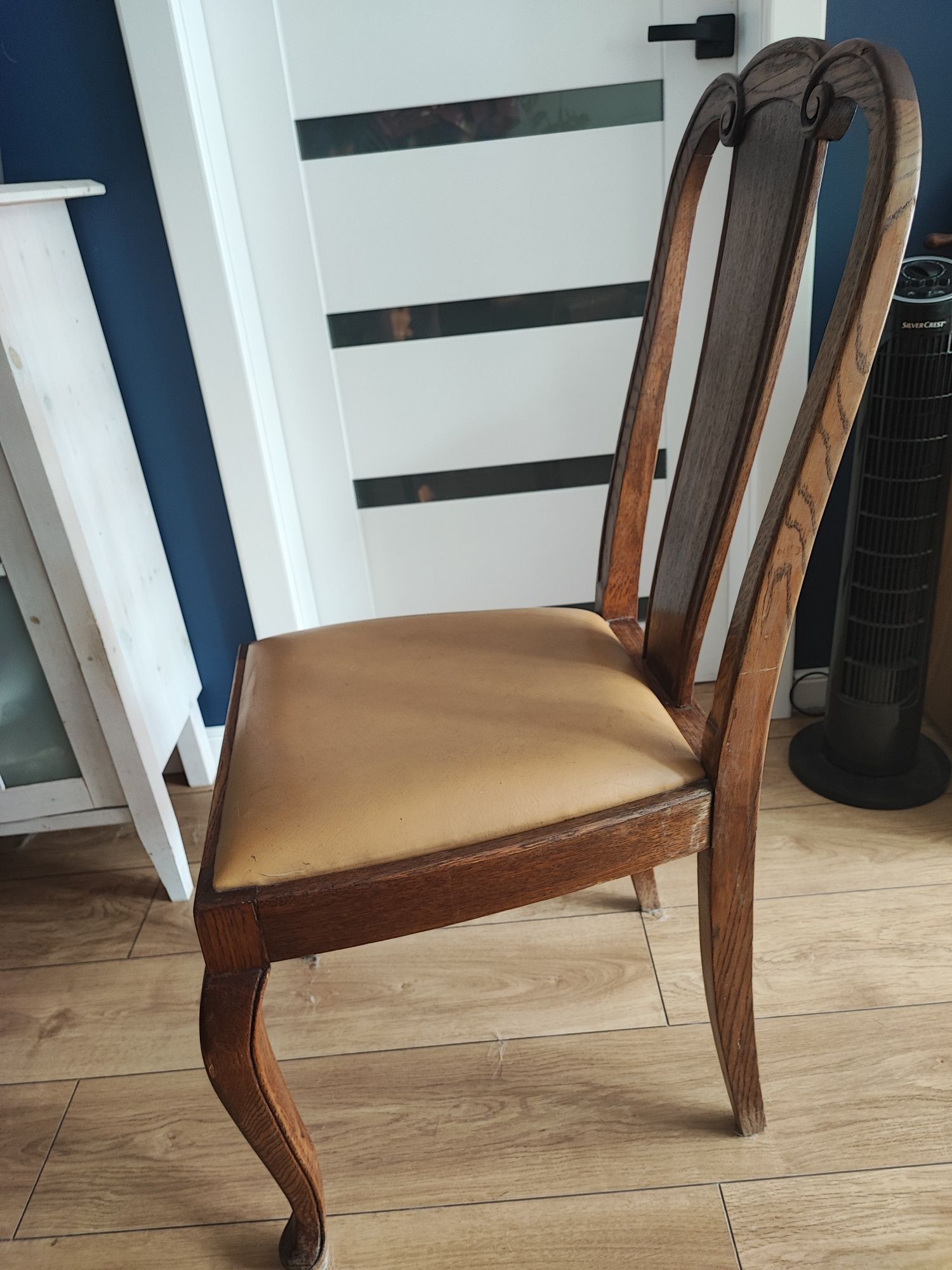 Krzesła drewniane w dobrym stanie