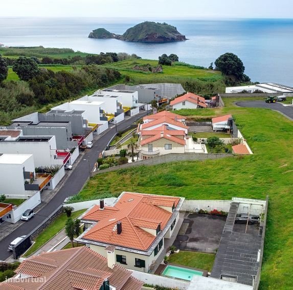Estilo e Localização em Harmonia – Moradia T4 Junto à Praia do Degredo