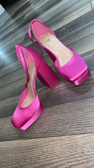 Ярко-розовые сатиновые туфли