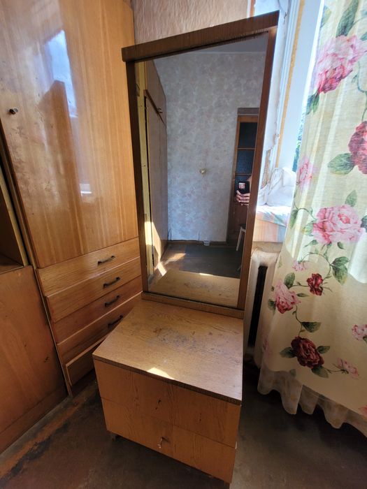 Комод із дзеркалом