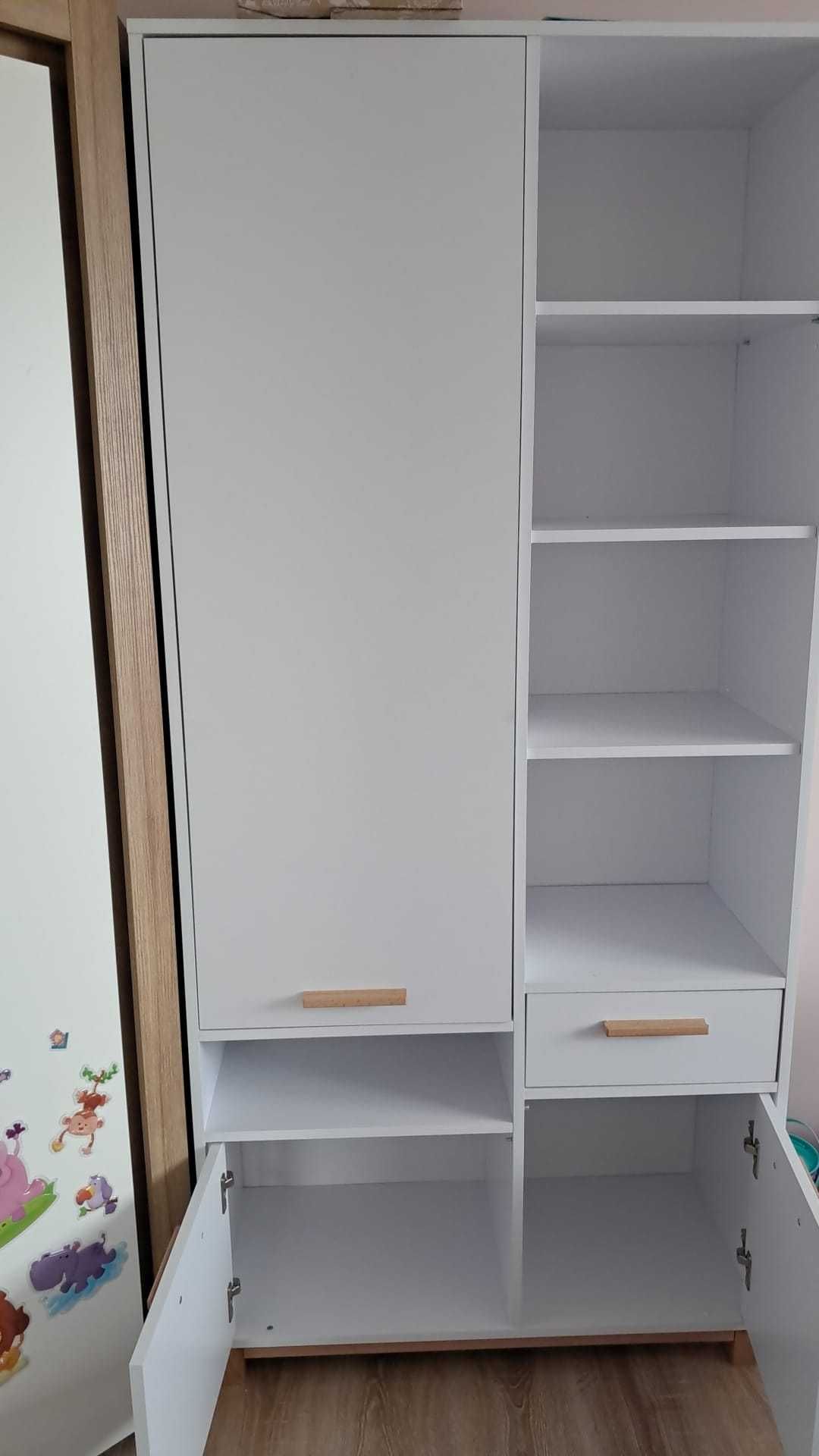 Regał z szufladą biały z dodatkami drewna