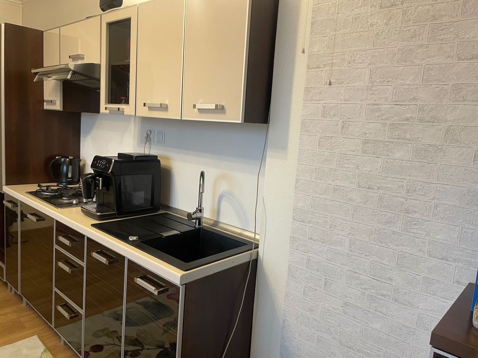 Meble kuchenne z okapem, zlewem, płytą gazową oraz z komodą