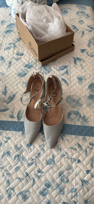 Sapatos de cerimonia em prateado novos , de salto alto