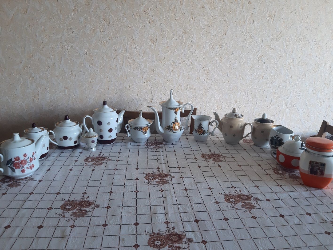 Заварники, цукорниці, молочниці, соусниці та кришталеві вази