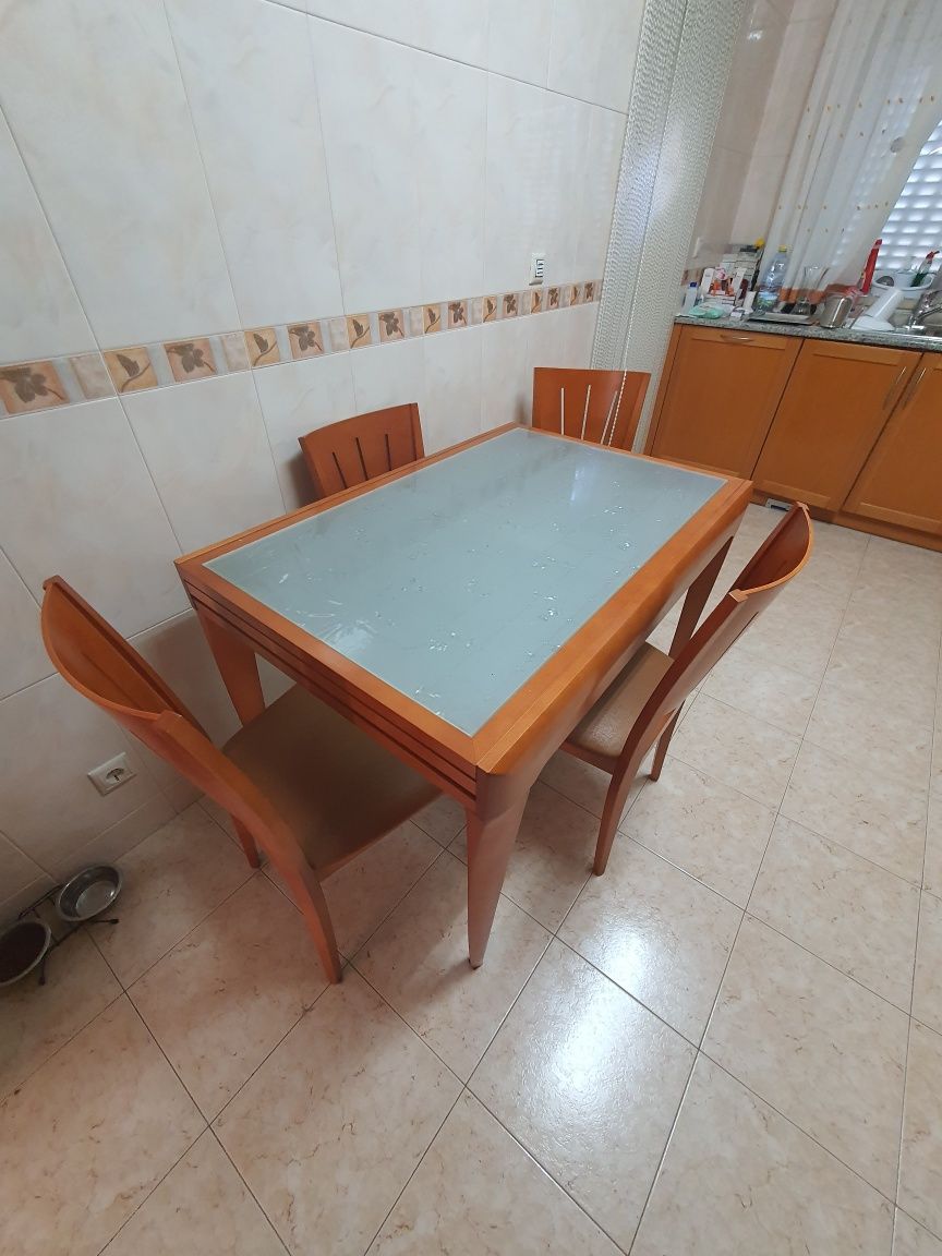Mesa e 4 cadeiras em cerejeira
