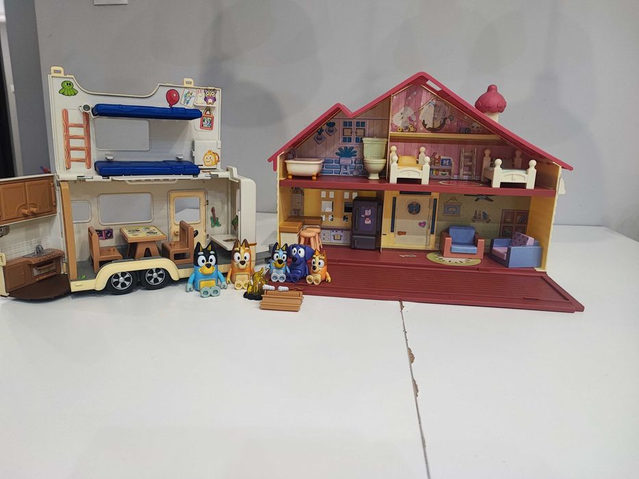Domek bluey, przyczepa, figurki