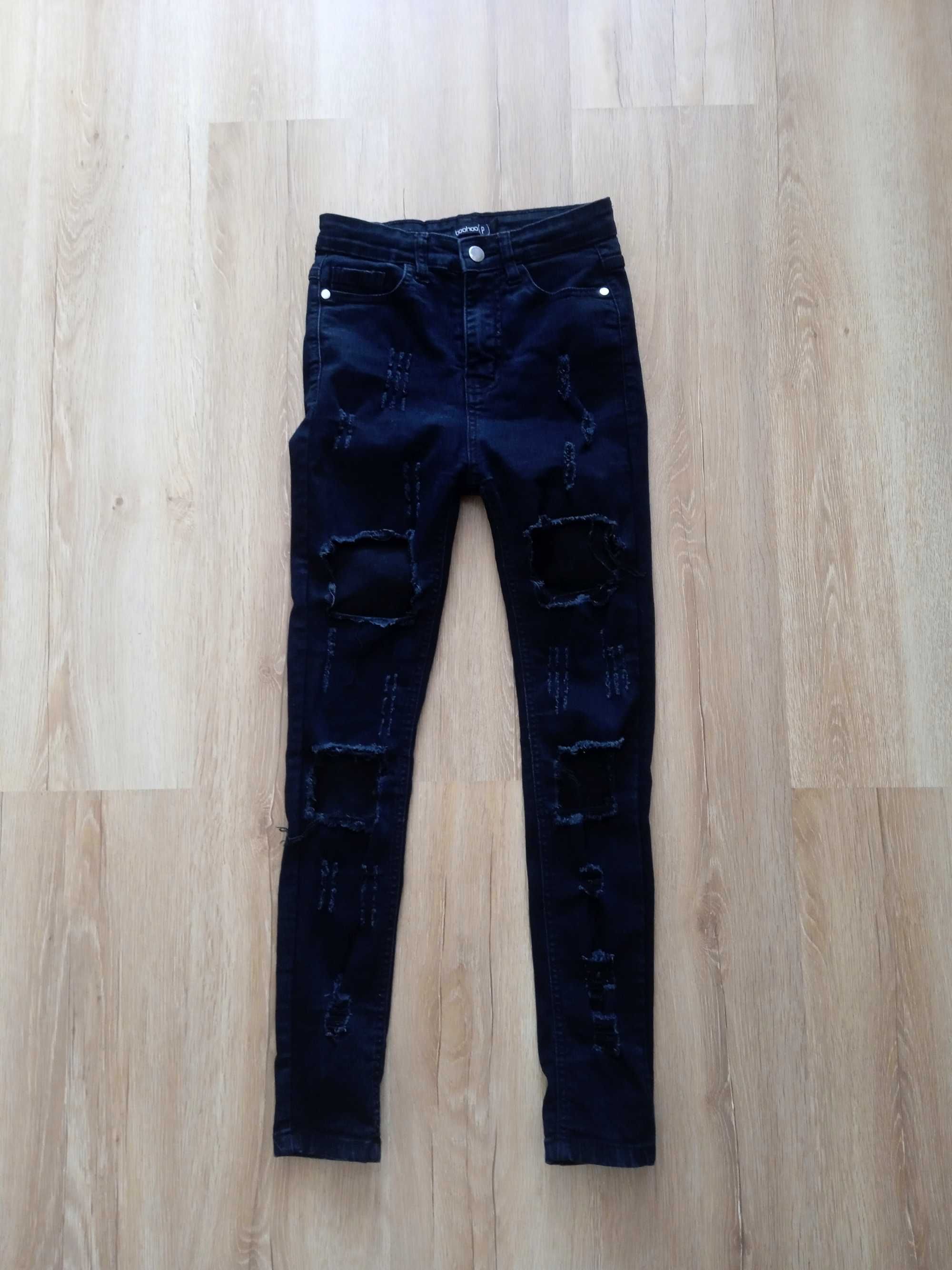 Czarne jeansy spodnie Boohoo z dziurami potargane wysoki stan skinny