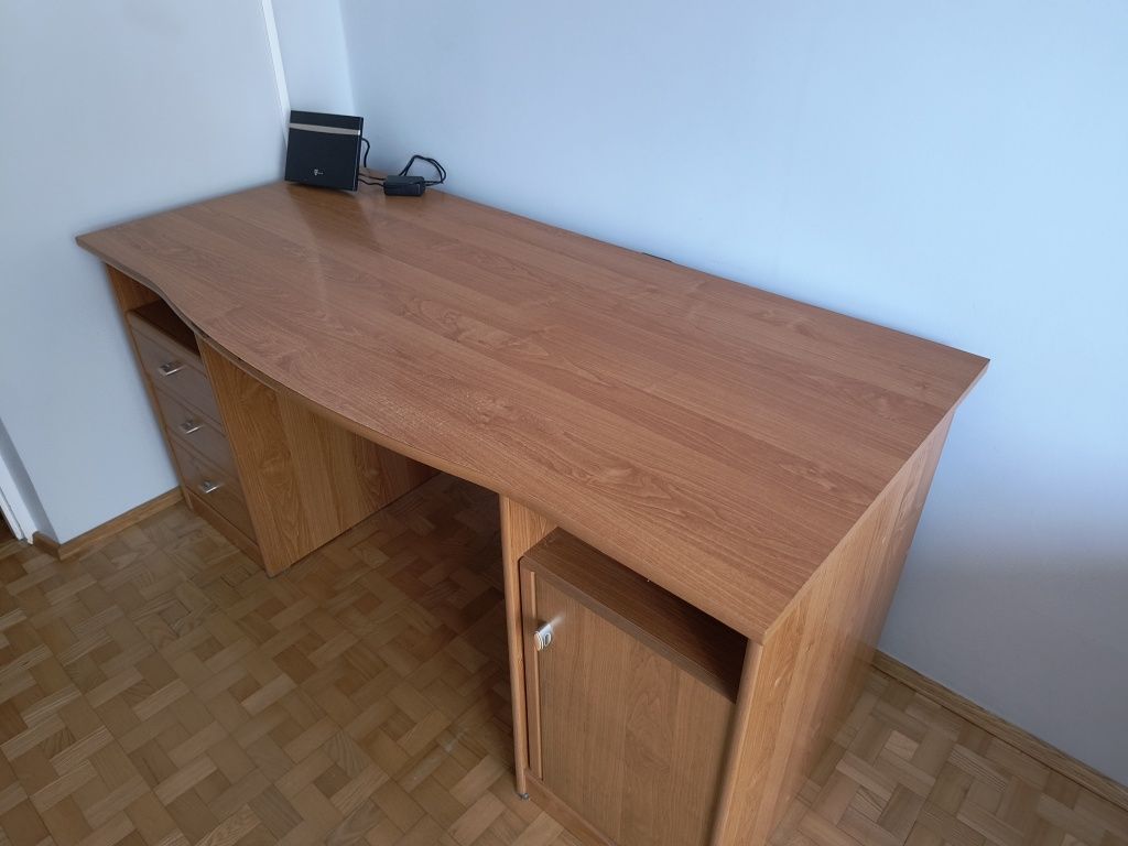 Duże biurko w kolorze olchy
