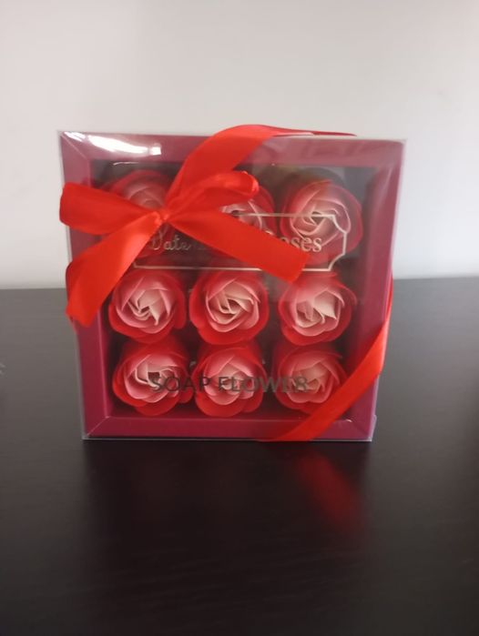 Caixinha com 9 rosinhas artificiais