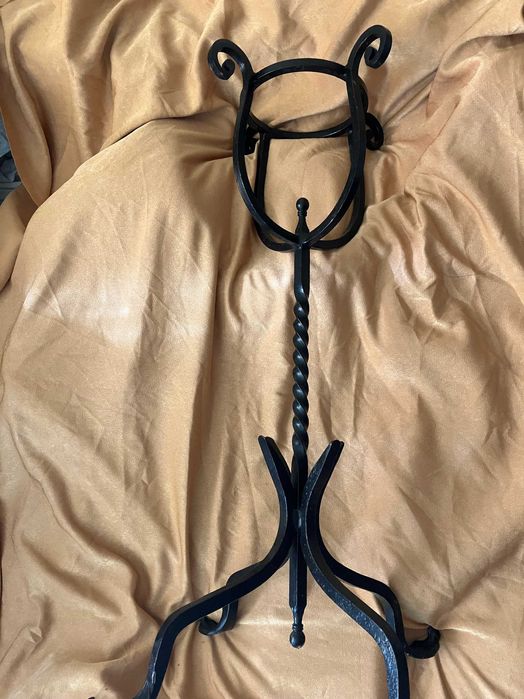 Кована підставка під квіти. Висота 85 см. Важка, надійна.