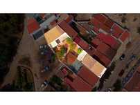 Moradia T3+2 com Jardim, Garagem e Vista Castelo no Centro de Castr...