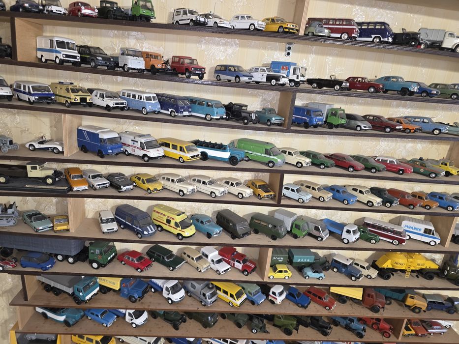 Машинки коллекционые масштаб 1/43