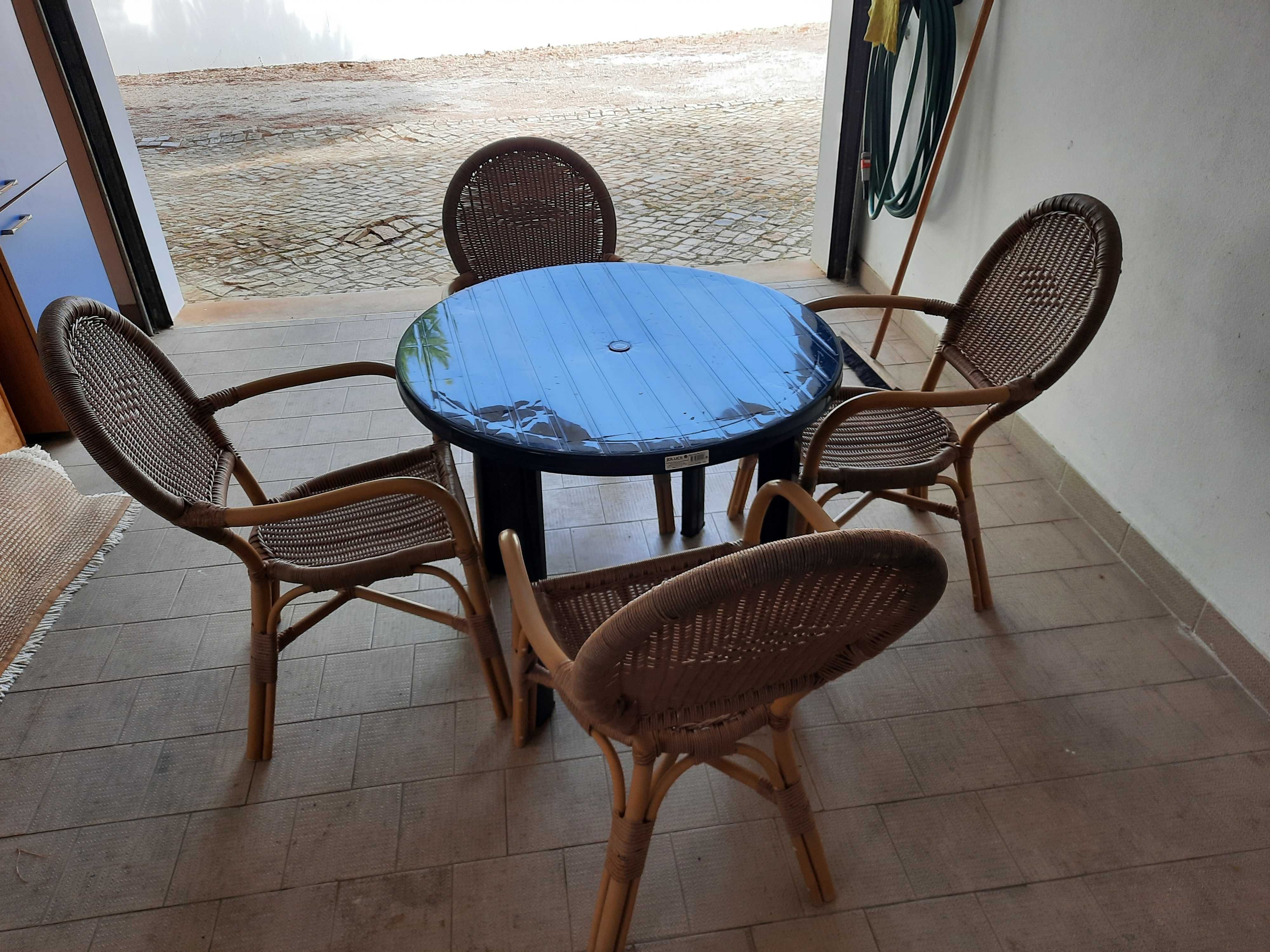 4 cadeiras e uma mesa para exterior / jardim