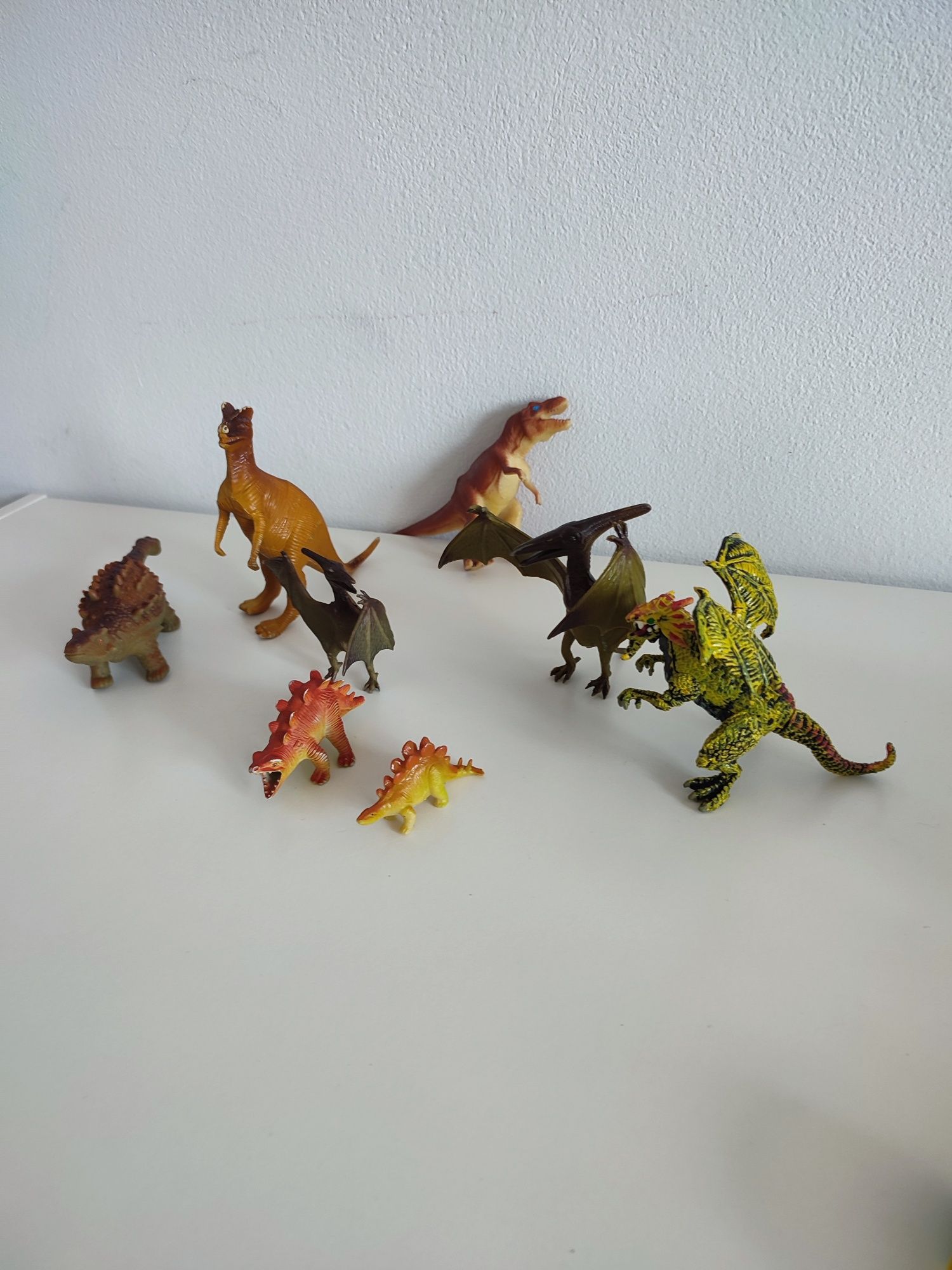 8 figurek dinozaurów