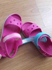 Crocs sandália cor de rosa e azul