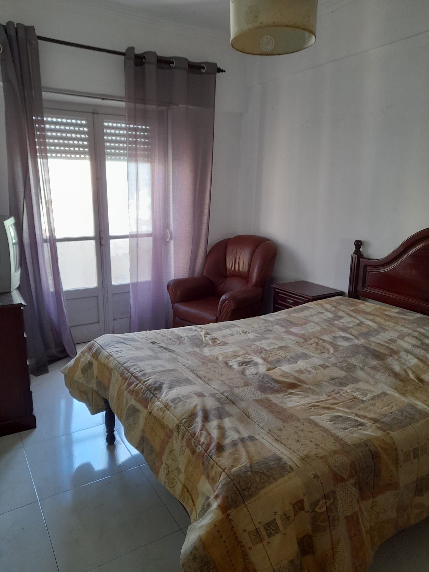 Alugo quarto a senhora