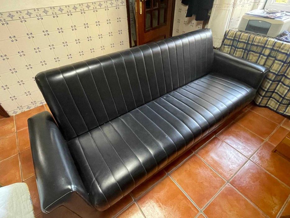 Sofá preto em napa de 3 lugares