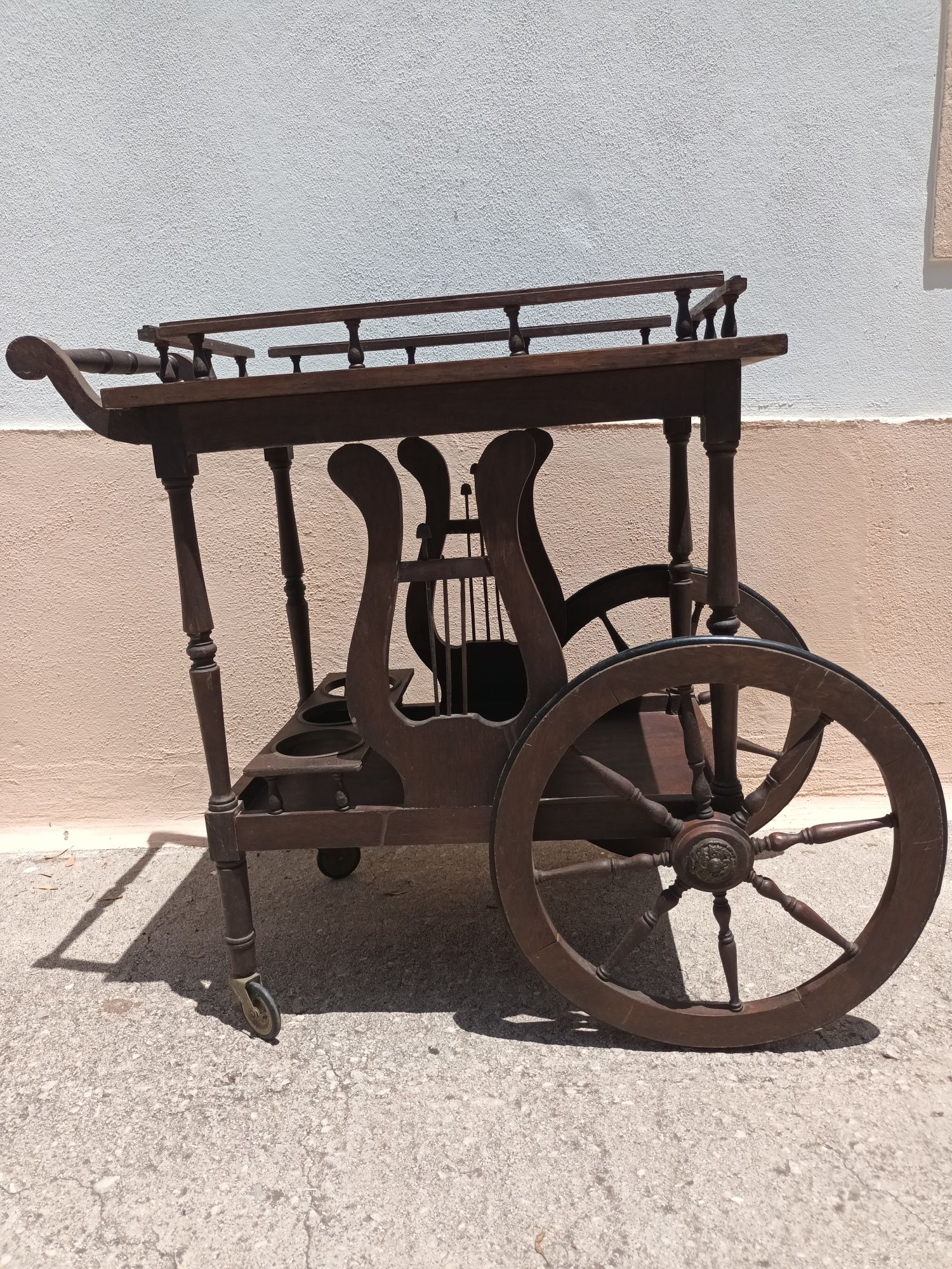 Carinho de madeira.